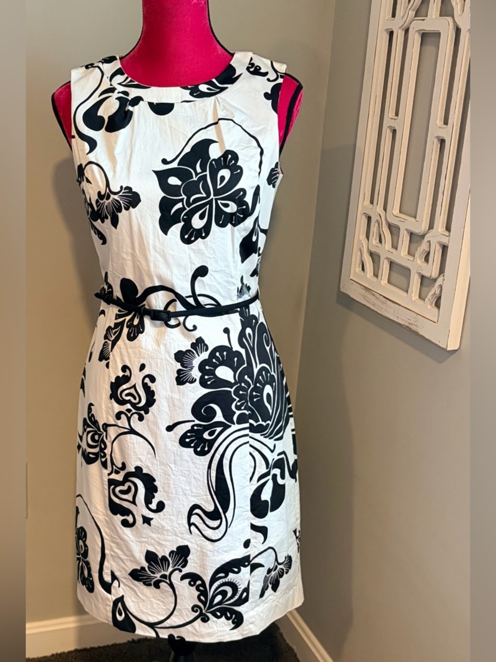 TAHARI Black & White Floral Sleeveless Belted Dress – Size 8